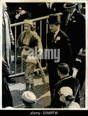 6. Juni 1956 - Prinzessin Margaret und ihre Eskorte - bei Ascot.: Foto zeigt H.R.H. Prinzessin Margaret bei Ascort am Dienstag - der erste Tag des Royal Ascot Meetings - mit ihrem Escort Group Captain Peter Townsend, die trug eine schwarze Topper anstelle der traditionellen grau gesehen. Stockfoto