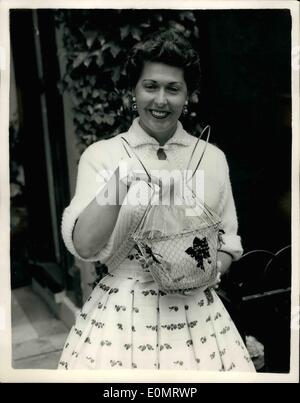 6. Juni 1956 - Wimbledon Tennis Championships - erster Tag. Das Foto zeigt Frau Fred Perry gesehen in Wimbledon heute - mit einem Golddraht durchbrochene Handtasche. Stockfoto