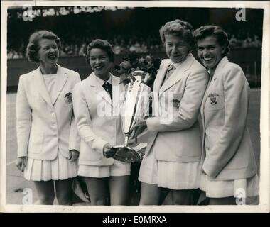 6. Juni 1956 - gewinnt Wightman Cup Tennis in Wimbledon, US-Team. Foto zeigt: L-R - Frau Dorothy Knode; Mrs Beverley Flietz (geb. Becker); Louise Brough und Shirley Fry in fröhlicher Stimmung, als sie den Wightman Cup - nach ihrem Sieg in Wimbledon heute Nachmittag umgeben. Stockfoto