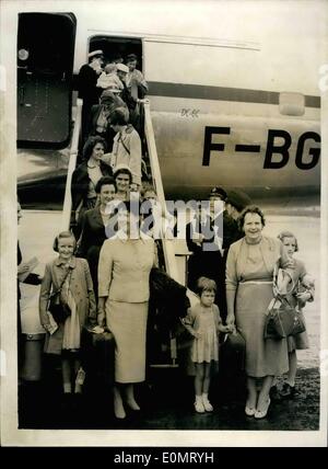 8. August 1956 - mehr wive und Kinder kommen aus dem Suez. Zone. Ein B.O.A.C. Flugzeug kam am Flughafen London an diesem Morgen mit Personal Familien von der Shell Oil Company - geflogen von Kairo - angesichts der Krise des Suez-Kanals. Foto zeigt einige der Familien bei der Ankunft am Flughafen London heute Morgen von Kairo. Stockfoto