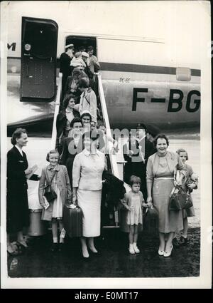 8. August 1956 - kommen mehr Frauen und Kinder aus der Suez-Zone. A.B.O.A.C. Flugzeug angekommen am Flughafen London mit Personal Familien von der Shell Oil Company - geflogen von Kairo - angesichts der Krise des Suez-Kanals. Keystone-Fotoshows:-einige der Familien bei der Ankunft in London am Flughafen von Kairo. Stockfoto