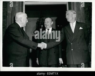 8. August 1956 - beruft Suez Krise Premierminister treffen in Nr. 10. Herr Mezies, Selwyn Lloyd und Sir Anthony Eden. Der Premierminister traf sich am Nr. 10 Downing Street heute Morgen nahmen einige der Chef Delegierten auf der Konferenz von Suez-Kanal. Keystone-Foto zeigt: Robert Menzies australischer Premier schüttelt Hände mit Sir Anthony Eden während Selwyn Lloyd auf, nach der Sitzung heute Morgen aussieht. Stockfoto