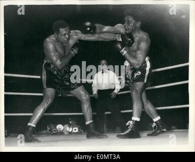 6. Juni 1956 - Archie Moore behält Titel im Halbschwergewicht. Schlägt Yolands Pompey in der zehnten Runde: Archie Moore der Champion im Halbschwergewicht der Welt - letzte Nacht behielt seinen Titel, wenn er Yolands Popmey der Trinidad - der Schiedsrichter beendet den Wettbewerb im Zelt - am Haringay-Runde schlagen. Foto zeigt: Blut fließt von einem Schnitt am Auge Yolands Pompey - als Archie Moore mit einer geraden links bis zum Kinn - während des Kampfes bei Haringay letzte Nacht landet. Stockfoto