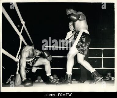 6. Juni 1956 - Archie Moore behält seinen Titel im Halbschwergewicht gegen Yolande Pompey bei Harringay: Archie Moore, der Licht-Schwergewichts-Champion der Welt, behielt seinen Titel, nachdem er Yolande Po Pey in der zehnten Runde ihrer Contest am Harringay heute Abend besiegt hatte. Der Ringrichter stoppte den Wettbewerb in der zehnten Runde, Pompey vor weiterer Bestrafung zu retten. Foto zeigt Pompeius ist nach unten auf den Knien in der zehnten Runde als Archie Moore über ihm steht. Stockfoto