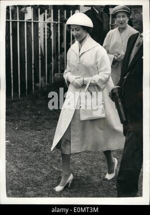6. Juni 1956 - Derby-Tag in Epsom.: Prinzessin Margaret.: Princes Margaret zu Fuß auf dem Platz - wenn sie das Derby in Epsom heute Nachmittag besuchte Stockfoto