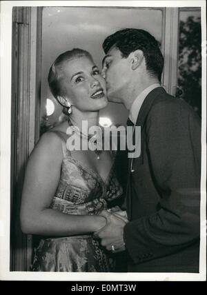 6. Juni 1956 - Rezeption zu Linda Christian: Eine Rezeption fand heute Abend im Savoy Hotel zum Linda Christian, der am Flughafen London heute früh - kam hier mit Edmund Purdom, einen Film zu machen, mit denen ihr Name romantisch verbunden. Foto zeigt Edmund Purdom hat einen Kuss für Linda Christian - das heutige Savoy Rezeption. Stockfoto