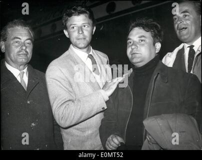 6. Juni 1956 - kein Interesse an dem International Film Festival war berühmten französischen Screenstar Gérard Philipe, als er auf Tempelhog Airbase ankam. Kurz nach der Ankunft ging er zu den Ostsektor Berlins, mit ihm suchten einige seltsame unbekannte Herren. Foto zeigt zweite von links Philipe. Stockfoto