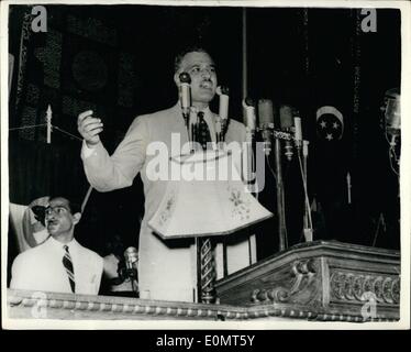 6. Juni 1956 - Ministerpräsident Gamal Nasser beendet kriegerisches Gesetz in ganz Ägypten: Ministerpräsident Gamal Nasser gesehen, wenn er seine Rede in Kairo beendet den Zustand des Kriegsrechts, die bereits (außer für einen kurzen Zeitraum hielt, wann wurde es aufgehoben) seit 3. September 1939 in Kraft in ganz Ägypten. Er appellierte an die Nation, die Vergangenheit zu vergessen und für den Bau einer Wohlfahrtsgesellschaft zu vereinen. Er sprach mehr als 250.000 Menschen am Platz der Republik. Das Foto zeigt Premier Gamal Nasser machen seiner Rede in Kairo. Stockfoto