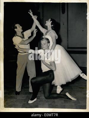 8. August 1956 - Anton Dolin Trails internationale Tänzer für Ballett im Split - Jugoslawien: Anton Dolin wird nächsten Monat seine Inszenierung von '' Giselle'' an der International Ballet in Split, Jugoslawien. Ana Roya die führende Ballerina in Split und Myles Marsden eine 20 jährige Amerikaner geboren, star - Tänzerin und sind jetzt in der Ausbildung der Kegel School of Dancing, London. Foto zeigt Anton Dolin eine Anpassung macht, da er Ana Roya und Myles Marsden in der Dance - an der Tanzschule beauftragt. Stockfoto