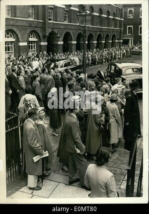 8. August 1956 - kommen Delegierten für SUEZ Konferenz. KEYSTONE-Foto zeigt: Gesamtansicht der Szene außerhalb Lancaster House heute zeigt die Massen, die Delegierten der heutigen Eröffnung des Suez-Konferenz Ankunft beobachtet. Stockfoto