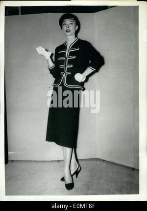 8. August 1956 - Herbst-Neuheiten auf der Messe In Paris. Marineblau zugeschnitten - geflochtene Suit.Photo Shows A Navy Blue Jersey Maßanzug mit einer eng anliegenden Jacke mit Geflecht Stil von Coco Chanel Paris getrimmt - für den Herbst, (Coco Chanel sagt, dass das Release-Datum für Stile auferlegt durch Paris Haute Couture '' lächerliche ''). Seine Kreationen sind zur sofortigen Veröffentlichung. Stockfoto