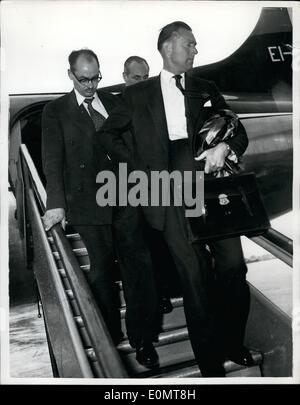 8. August 1956 - kehrt Alfred Hinds nach London. Nach 248 Tagen der Freiheit nach Gefängnis Pause.: Alfred George Hinds, kam zurück in London Flughafen gestern in der Gesellschaft von Scotland Yard Offiziere von Dublin. Hinds wurde in seiner Hütte - 17 Meilen von der Stadt - nach 248 Tage der Freiheit seit seiner Flucht aus Nottingham jammern verhaftet. Service eine Freiheitsstrafe von 12 Jahren war er für seine Rolle in einem Tottenham Court Road Store Raub. Fotoshows eskortiert von Scotland Yard Offiziere Alfred George Hinds verlässt den Flughafen Flughafen London gestern. Stockfoto