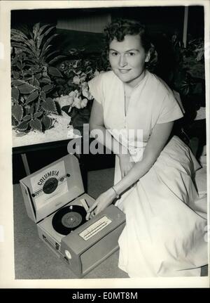 8. August 1956 - drücken Sie die Sicht auf die Radioshow. Das Foto zeigt Vera Bibb von Highgate, gesehen am heutigen Presse Blick auf die nationalen Radio Show, die am Earls Court Morgen - mit den neuesten Funktelegramme öffnet. Dies ist ein all Transistor (anstelle von Ventilen) - set und die Kraft für diese tragbaren Funkspruch ist zwei 41/2-Volt-Batterien. Das Radio, die Spielzeit ist rund 1000 Stunden- und des Grammophons ca. 100-150 Stunden über einen Zeitraum von Zeit. Diese werden in der Produktion in naher Zukunft - und wiegt ca. 10 lbs. Stockfoto