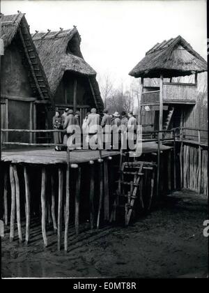 8. August 1956 - die alten Haufen Arbeit am Bodensee in Deutschland: sind ein beliebten Ziel für Sonntag reisen. Foto zeigt einen Blick in das Museum unter freiem Himmel die Stein-Zeit in der Nähe von Unterruhldingen am Bodensee. Stockfoto