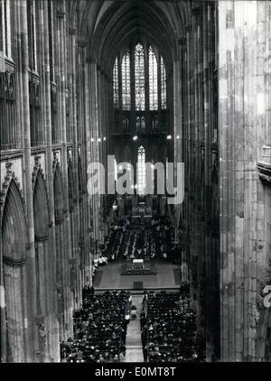 8. August 1956 - der Dom zu Köln rekonstruiert; Starten Sie bei Gelegenheit der katholischen Tag treffen die rekonstruierten berühmte Kathedrale von Köln erneut. 70 Bischöfe und Erzbischof (vorne sitzen neben dem Altar) waren anwesend. Foto zeigt einen Blick in die Kirche während der Feier. Stockfoto