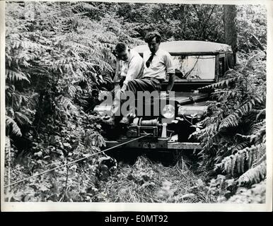 08. Aug. 1956 - Gruppenkapitän Townsend bereitet sich auf 60,000 Mile Round the World Car  vor: Gruppenkapitän Townsend hat gerade ein intensives Training in einem 'man-made-Jungle' in der Rover Car Factory - Birmingham absolviert - in Vorbereitung auf seine 60,000 Meilen Reise um die Welt. Mit seinem Land Rover lernte er, wie man aus Schwierigkeiten herauskommt - mit Hilfe eines speziellen Flügelrens, der an der Vorderseite des Fahrzeugs angebracht ist. Er lernte auch, wie man sein Reserverad im Sand vergraben sollte - damit es einen "Anker" für die Winde bilden würde - sollte er es mitten in der Wüste brauchen Stockfoto