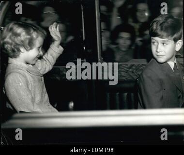 8. August 1956 - Royal Kinder verlassen für ihre Tour Of The Western Isles: Prinz Charles und Prinzessin Anne linke Buckingham Palace heute auf dem Weg nach Southampton an der royal Yacht Britannia. Die Königin und der Duke of Edinburgh begleiten sie auf ihrer Tour von der Western Isles. Das Foto zeigt Prinz Charles wendet sich an die Prinzessin Anne anschauen, wie sie der Menge Wellen, wenn sie Buckingham Palace mit dem Auto unterwegs für Waterloo links. Stockfoto