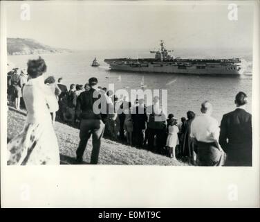 8. August 1956 - mehr Truppen für den Suezkanal Krise Bereich HMS Ozean bei Plymouth. verlassen: Foto zeigt Aircraft Carrier HMS Meerblick, wenn sie Plymouth gestern - mit mehr Truppen und Material an Bord - für den Suezkanal Krisengebiet verließ. Stockfoto