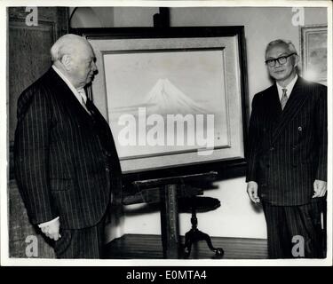 11. August 1956 - Sir Winston Churchill erhält eine japanische Malerei von Botschafter. Sir Winston Churchill bewundert eine japanische Malerei des Mount Fuji-Yama nachdem es ihm von Herrn Haruhiko Nishi (rechts) vorgestellt wurde in seinem Haus in Chartwell, Westerham, Kent gestern. Herr Nishi ist der japanische Botschafter in London Stockfoto