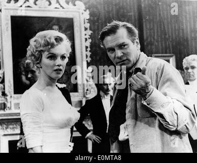 Schauspieler Laurence Olivier und Marilyn Monroe auf einem Filmset Stockfoto