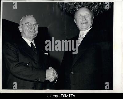 7. Juni 1956 - ehemalige US-Präsident Harry Truman bezahlt Bonn, Deutschland 16 Stunden auf seiner Europa-Tour zu besuchen. Er traf sich mit US Präsident Prof. Heuss, Bundeskanzler Dr. Adenauer und prominente Mitglieder der Bundesregierung sowie Bonn besucht. Im Bild: Präsident Truman und Bundeskanzler Adenauer. Stockfoto