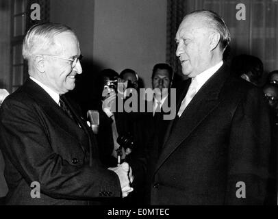 Präsident Harry S. Truman und Konrad Adenauer schütteln sich die Hände Stockfoto