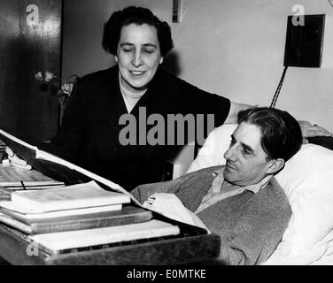 Sir John Barbirolli bekommt Besuch von seiner Frau im Krankenhaus Stockfoto