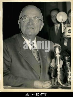 18. Juni 1956 - Mr Harry Truman In London: Herr Harry Truman, ehemaliger Präsident der Vereinigten Staaten, kam heute Morgen - in London und gab eine Pressekonferenz im Savoy Hotel. Foto zeigt Herrn Harry Truman an der heutigen Pressekonferenz Hotel Savoy abgebildet. Stockfoto