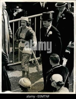 21. Juni 1956 - 21.6.56 Prinzessin Margaret und ihr in Ascot Escort. Foto zeigt: H.R.H. Prinzessin Margaret in Ascot am Dienstag, dem ersten Tag des Royal Ascot Treffen mit ihrer Escort Dame gesehen, die trug eine schwarze Topper anstatt traditionelle grau. Stockfoto