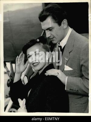 23. Juni 1956 - Linda Christian und Edmund Purdom lassen für Berlin.: Linda Christian Ex-Frau von Tyrone Power und britische Schauspieler Edmund Purdom am Flughafen London gestern gesehen, als sie für Berlin verließen. Sie sind an die Berlinale teilzunehmen. Stockfoto