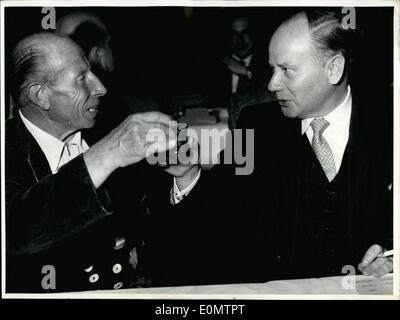 28. Juni 1956 - Verteidigungsminister Theodor Blank sagte '' Cheers!'', Kammer Vorarbeiter Karl Jetz PR? m/Eifel und eröffnet das fest Stockfoto