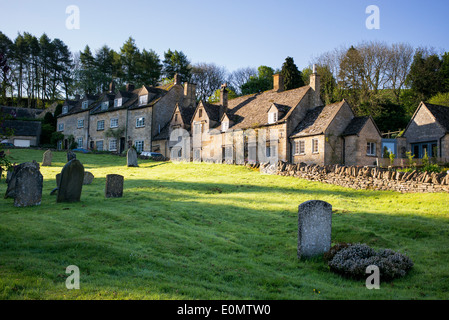 St. Barnabas Churchyard und Grabsteine, Snowshill, Cotswolds, Gloucestershire, England Stockfoto