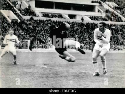 Sept. 09, 1956 - Fußball: Ungarn schlägt Russland 1-0-Moskau: die ungarische Torwart springt und fängt den Ball von einem russischen Foreward erschossen. Stockfoto