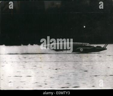 09. Sep. 1956 - Donald Campbell bricht seinen eigenen Weltrekord im Wasser Blueb erreicht 286 M. P.H: Donald Campbell hat wieder. Er hat die Welt letzte Nacht bestürzt  er hat seinen eigenen Weltrekord im Wasser in seinem Jetboot Bluebird in einem Todeswurf von 6.78 m.p.h auf dem Lake Coniston gestern Abend zerschlagen. In seinem zweiten Lauf, als Bluebird rollte prallte und schnickte, war er gezwungen, seine Geschwindigkeit auf 164.48 m.p.h zu reduzieren, aber es war genug für Campbell, um den Weltrekord zum dritten Mal in 15 Monaten mit über 225 m.p.h zu brechen Stockfoto