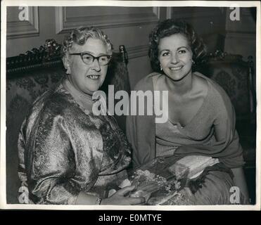 Sept. 09, 1956 - Agatha Christie besucht Premiere ihres neuen Stücks... '' Gegen Null ''.: beliebte Thriller-Autorin Agatha Christie besuchte die erste Nacht - spielen letzte Nacht von ihr neu '' in Richtung Null '' - im St. James Theatre. Foto zeigt Agatha Christie und Margaret Lockwood - im Theater am letzten Abend. Stockfoto