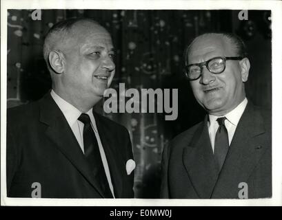 Sept. 09, 1956 - französische Premierminister kommt... M. Mollet und M.Pineau am Flughafen London: M. Mollet, der französische Premierminister und sein Außenminister - M. Pineau - am Flughafen London heute Nachmittag Ankunft. Sie sind der Premierminister im Zusammenhang mit den nächsten Zustand der Suez-Krise gerecht zu werden. Foto zeigt M.Mollet und M. Pineau am Flughafen London heute Abend. Stockfoto