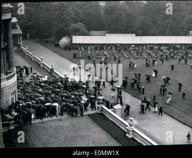 7. Juli 1956 - verregnet Palace Garden Party. Foto zeigt die Gäste mit ihren Regenschirmen, machen für den Garten Eintritt im Buckingham Palace zum Schutz vor dem Regen während der zweiten Garten Party des Sommers, heute, König Feisal leitete die Gästeliste der 8.500 Besucher aus Übersee. Die königliche Partei enthalten die Königin. Der Herzog von Edinburgh, Prinzessin Margaret, die Königin, Mutter und der Herzog und die Herzogin von Gloucester. Stockfoto