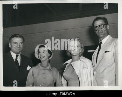 7. Juli 1956 - Marilyn Monroe ankommt: Marilyn Monroe und ihr Ehemann, Dramatiker Arthur Miller, kam heute am Flughafen London - Marilyn ist Tom machen einen Film mit Sir Laurence Olivier. Foto zeigt (L, R) Sir Laurence und Dame Olivier (Vivien Leigh), Marilyn Monroe und ihr Ehemann Arthur Miller - gesehen am heutigen Empfang am Flughafen London - nach Marilyn mit ihrem Ehemann gekommen. Stockfoto