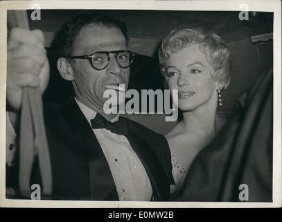 7. Juli 1956 - Marilyn Monroe auf Party. Foto zeigt Marilyn Monroe und ihr Ehemann, Arthur Miller, letzte Nacht, als sie, Sunningdale, Berkshire, Zuhause der Dramatiker Terence Rattigan, für eine kleine private Feier ankamen, zu sehen. Stockfoto