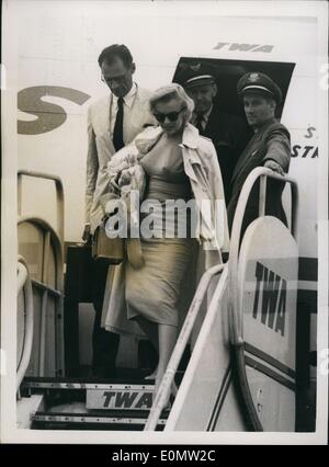 7. Juli 1956 - Marlyn Monroe ankommt: Marilyn Monroe und ihr Ehemann, Dramatiker Arthur Miller, heute in London am Flughafen angekommen. Marilyn ist, hier einen Film mit Sir Laurence Olivier. Foto zeigt Marlyn Monroe und ihr Ehemann, verlassen des Flugzeugs bei der Ankunft am Flughafen London heute gesehen. Stockfoto