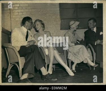 7. Juli 1956 - Marilyn Monroe ankommt: Marilyn Monroe und Dramatiker Ehemann, Arthur Miller, heute in London am Flughafen angekommen. Marilyn ist, hier einen Film mit Sir Laurence Olivier. Foto zeigt Marilyn Monroe und ihr Ehemann - gesehen bei Presseempfang am Flughafen London heute mit Sire Laurence und Dame Olivier, die am Flughafen zu treffen waren. Stockfoto