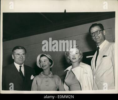 7. Juli 1956 - Marilyn Monroe ankommt: Marilyn Monroe und ihr Ehemann, Dramatiker Arthur Miller, heute in London am Flughafen angekommen. Marilyn ist machen hier einen Film mit Sir Laurence Oliviers.Photo zeigt (L, R): Sir Laurence und Dame Olivier (Vivien Leigh), Marilyn Monroe und ihr Ehemann Arthur Miller - gesehen am heutigen Empfang am Flughafen London - nach Marilyn kam mit ihrem Ehemann. Stockfoto