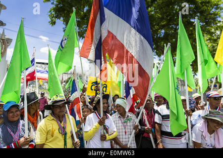 Bangkok, Thailand. 16. Mai 2014. Anti-Regierungs-Demonstranten stehen vor dem Tor des thailändischen Parlaments. Tausende von Demonstranten aus der Volksrepublik demokratische Reform Committee (Separatistischen) umgeben die thailändische Parlament komplexe Samstag um Druck der Thai Senat eine Interims-Ministerpräsident gestürzten ehemaligen PM Yingluck Shinawatra ersetzen auswählen. Der Senat beschlossen, nicht zu eine vorläufigen PM eigene ernennen und kündigte ein Treffen mit den aktuellen Interims-Ministerpräsident. Stockfoto
