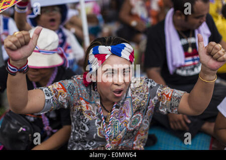 Bangkok, Thailand. 16. Mai 2014. Eine Frau Jubel für Anti-Regierungschef Suthep Thaugsuban vor dem Parlament Komplex in Bangkok. Tausende von Demonstranten aus der Volksrepublik demokratische Reform Committee (Separatistischen) umgeben die thailändische Parlament komplexe Samstag um Druck der Thai Senat eine Interims-Ministerpräsident gestürzten ehemaligen PM Yingluck Shinawatra ersetzen auswählen. Der Senat beschlossen, nicht zu eine vorläufigen PM eigene ernennen und kündigte ein Treffen mit den aktuellen Interims-Ministerpräsident. Stockfoto