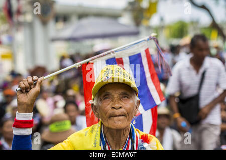 Bangkok, Thailand. 16. Mai 2014. Eine Frau Jubel für Anti-Regierungschef Suthep Thaugsuban vor dem Parlament Komplex in Bangkok. Tausende von Demonstranten aus der Volksrepublik demokratische Reform Committee (Separatistischen) umgeben die thailändische Parlament komplexe Samstag um Druck der Thai Senat eine Interims-Ministerpräsident gestürzten ehemaligen PM Yingluck Shinawatra ersetzen auswählen. Der Senat beschlossen, nicht zu eine vorläufigen PM eigene ernennen und kündigte ein Treffen mit den aktuellen Interims-Ministerpräsident. Stockfoto
