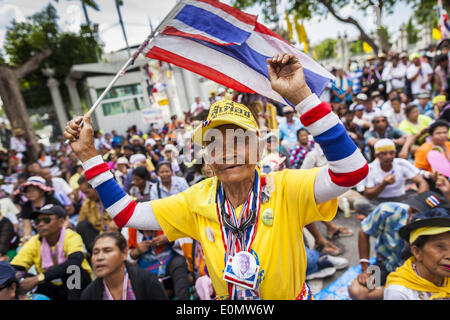 Bangkok, Thailand. 16. Mai 2014. Eine Frau Jubel für Anti-Regierungschef Suthep Thaugsuban vor dem Parlament Komplex in Bangkok. Tausende von Demonstranten aus der Volksrepublik demokratische Reform Committee (Separatistischen) umgeben die thailändische Parlament komplexe Samstag um Druck der Thai Senat eine Interims-Ministerpräsident gestürzten ehemaligen PM Yingluck Shinawatra ersetzen auswählen. Der Senat beschlossen, nicht zu eine vorläufigen PM eigene ernennen und kündigte ein Treffen mit den aktuellen Interims-Ministerpräsident. Stockfoto