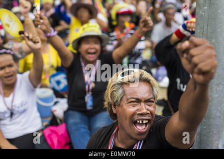 Bangkok, Thailand. 16. Mai 2014. Ein Mann Jubel für Anti-Regierungschef Suthep Thaugsuban vor dem Parlament Komplex in Bangkok. Tausende von Demonstranten aus der Volksrepublik demokratische Reform Committee (Separatistischen) umgeben die thailändische Parlament komplexe Samstag um Druck der Thai Senat eine Interims-Ministerpräsident gestürzten ehemaligen PM Yingluck Shinawatra ersetzen auswählen. Der Senat beschlossen, nicht zu eine vorläufigen PM eigene ernennen und kündigte ein Treffen mit den aktuellen Interims-Ministerpräsident. Stockfoto