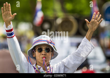 Bangkok, Thailand. 16. Mai 2014. Eine Frau Jubel für Anti-Regierungschef Suthep Thaugsuban vor dem Parlament Komplex in Bangkok. Tausende von Demonstranten aus der Volksrepublik demokratische Reform Committee (Separatistischen) umgeben die thailändische Parlament komplexe Samstag um Druck der Thai Senat eine Interims-Ministerpräsident gestürzten ehemaligen PM Yingluck Shinawatra ersetzen auswählen. Der Senat beschlossen, nicht zu eine vorläufigen PM eigene ernennen und kündigte ein Treffen mit den aktuellen Interims-Ministerpräsident. Stockfoto