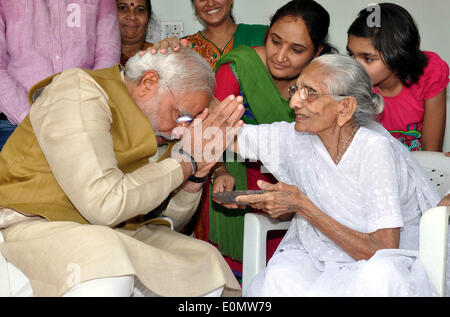 Gandhinagar, Gujarat. 16. Mai 2014. Indiens größte Oppositionspartei Bharatiya Janata Party (BJP) Führer Narendra Modi (L vorne) ist von seiner 90-Jahr-alte Mutter Hirabenat bei einem Besuch in ihrem Haus in Gandhinagar, Gujarat, Indien am 16. Mai 2014 gesegnet. Narendra Modi gewann Freitag die Sitze in zwei parlamentarische Wahlkreise--Vadodara im westlichen Bundesstaat Gujarat-- und Varanasi im nördlichen Bundesstaat Uttar Pradesh, wo er den allgemeinen Wahlen angefochten. Bildnachweis: Xinhua/Alamy Live-Nachrichten Stockfoto