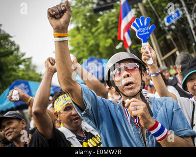 Bangkok, Thailand. 16. Mai 2014. Ein Mann Jubel für Anti-Regierungschef Suthep Thaugsuban vor dem Parlament Komplex in Bangkok. Tausende von Demonstranten aus der Volksrepublik demokratische Reform Committee (Separatistischen) umgeben die thailändische Parlament komplexe Samstag um Druck der Thai Senat eine Interims-Ministerpräsident gestürzten ehemaligen PM Yingluck Shinawatra ersetzen auswählen. Der Senat beschlossen, nicht zu eine vorläufigen PM eigene ernennen und kündigte ein Treffen mit den aktuellen Interims-Ministerpräsident. Stockfoto